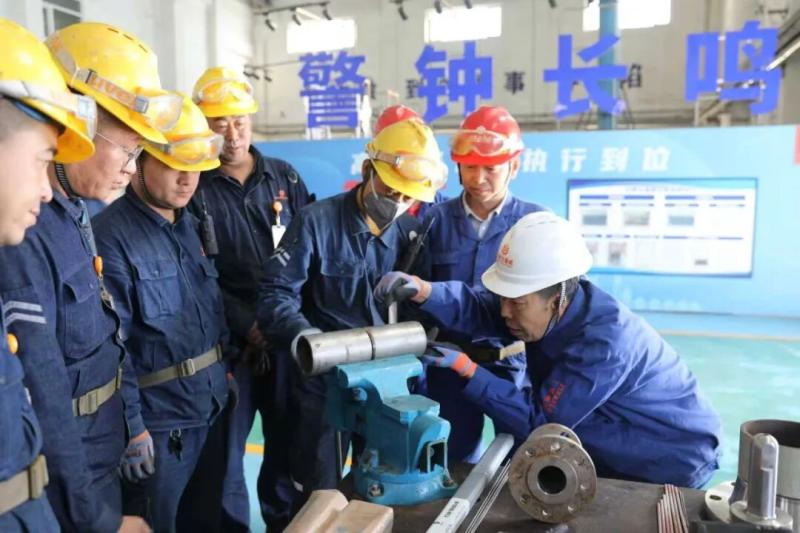 自治区总工会“劳模工匠助企行”活动中，大国工匠卢仁峰和产业工人进行技术交流。.jpg