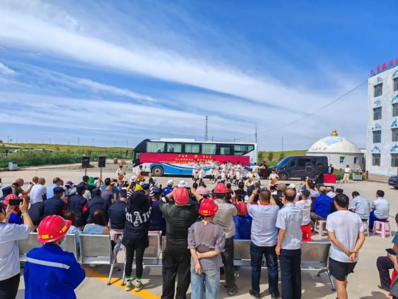 自治区总工会北疆职工乌兰牧骑走进四子王旗为一线矿业工人慰问演出。.jpg