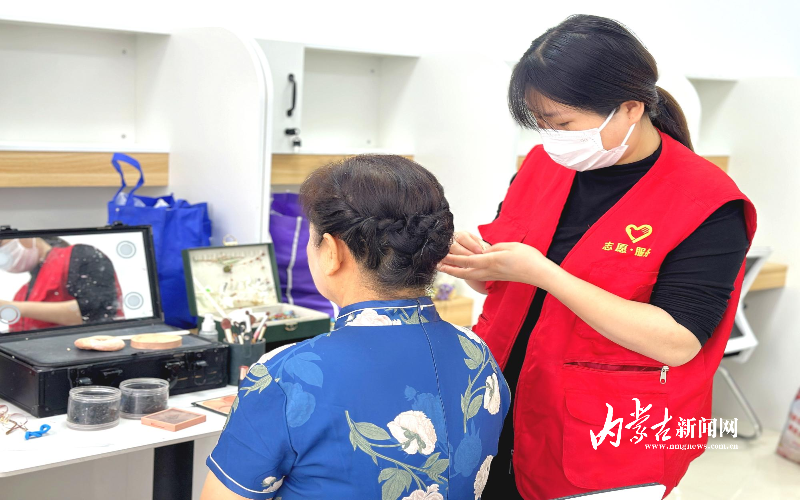 为老人化妆.jpg mmexport1761287983830_edit_256069065764572.jpg