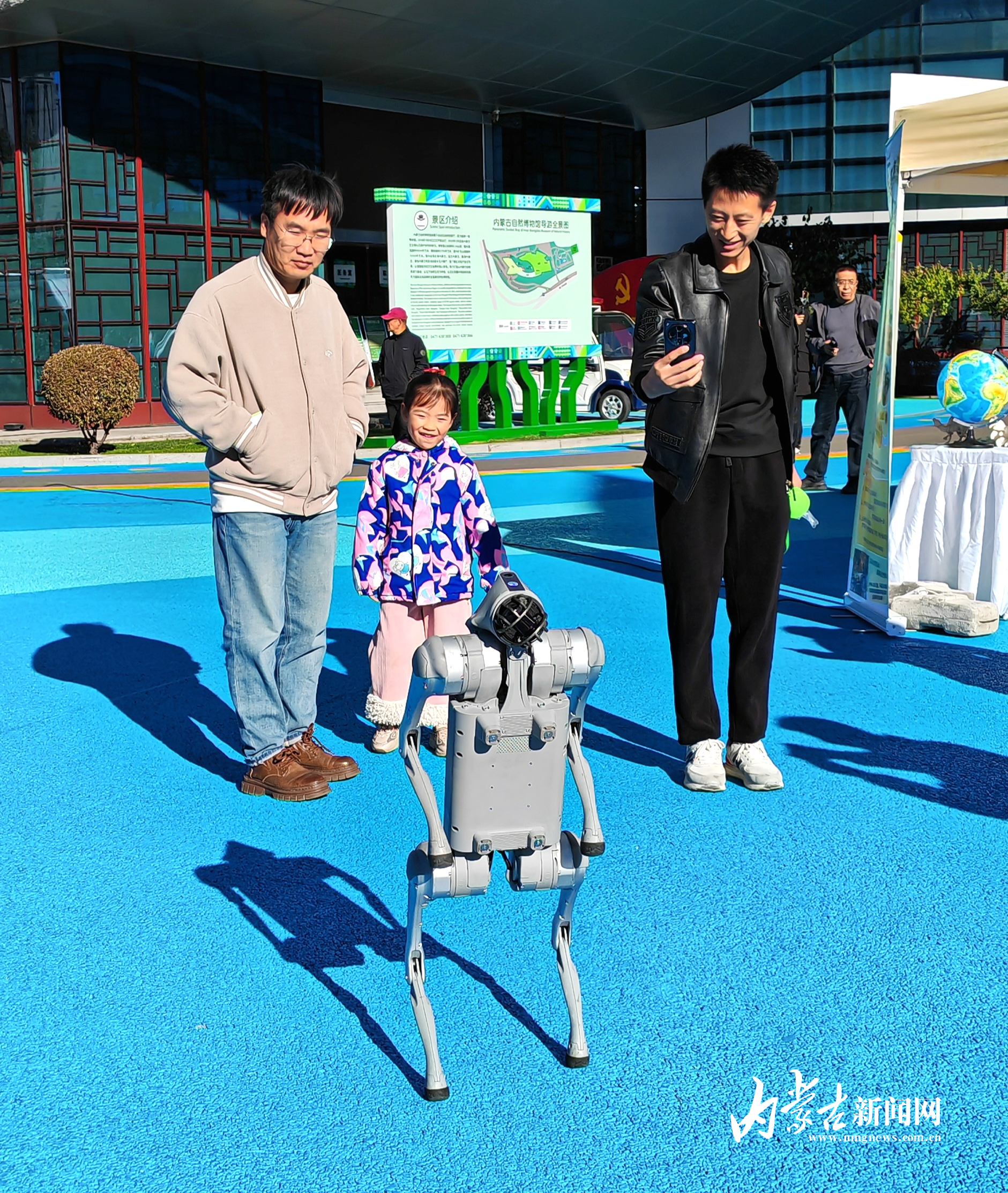 机器狗与观众互动 IMG_20251026_123241.jpg