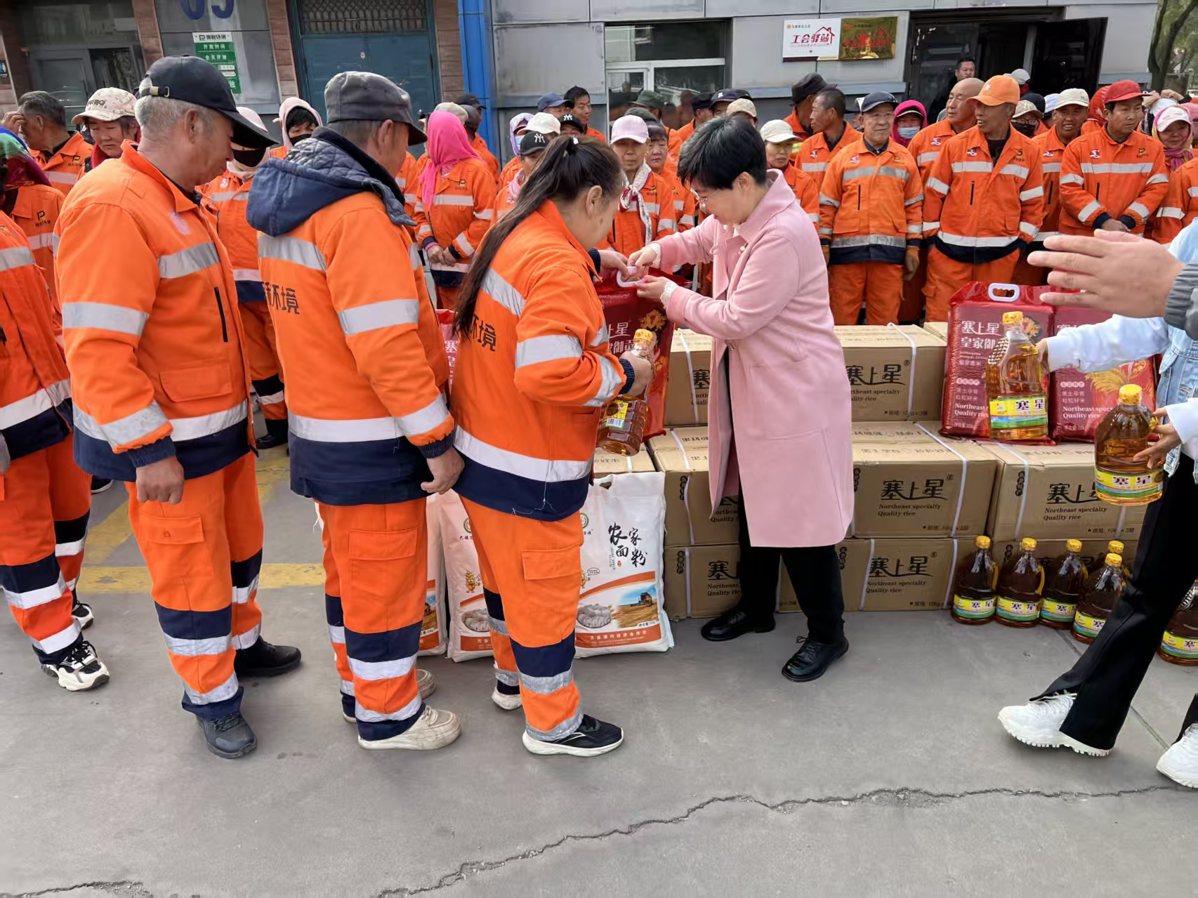 內蒙古各級工會慰問5萬余名環衛工人