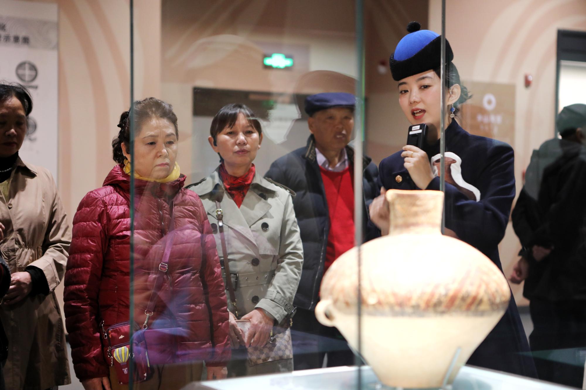 內蒙古博物院里，老人們玩轉“時尚重陽”！