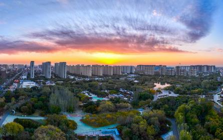 日出染霞映青城