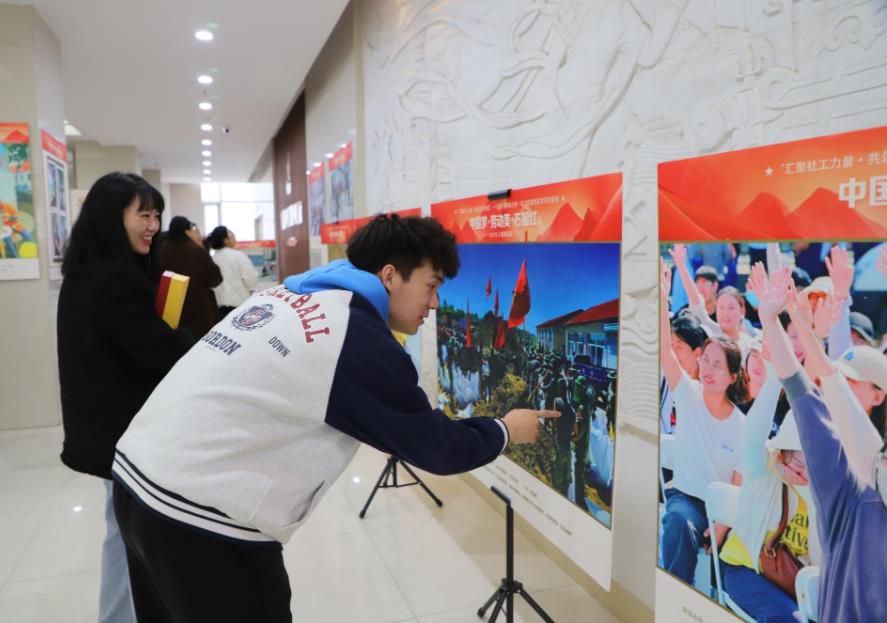 “中国梦·劳动美·石榴红”摄影展开展