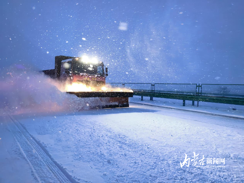 降雪致内蒙古1.25万公里国省干线受影响 交通部门全力清雪保通-新闻中心-内蒙古新闻网