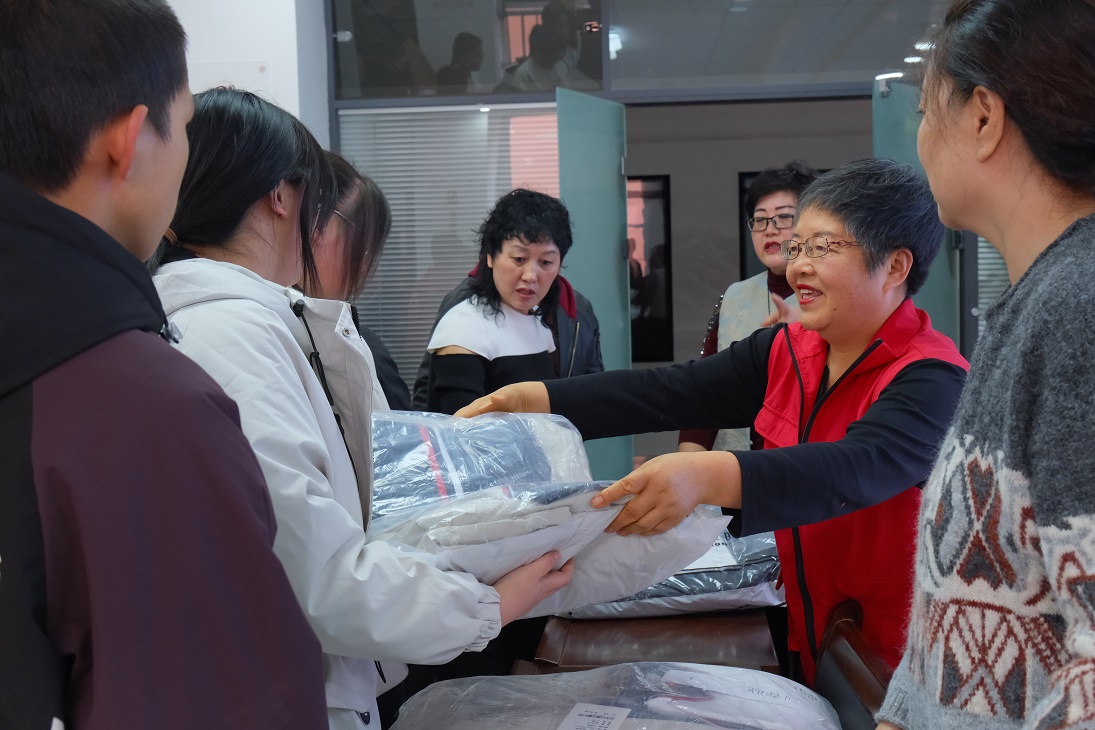 ?冬日暖心包  情暖困境娃