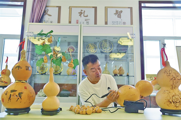 烙铁代笔火为墨 葫芦烙画绽新颜