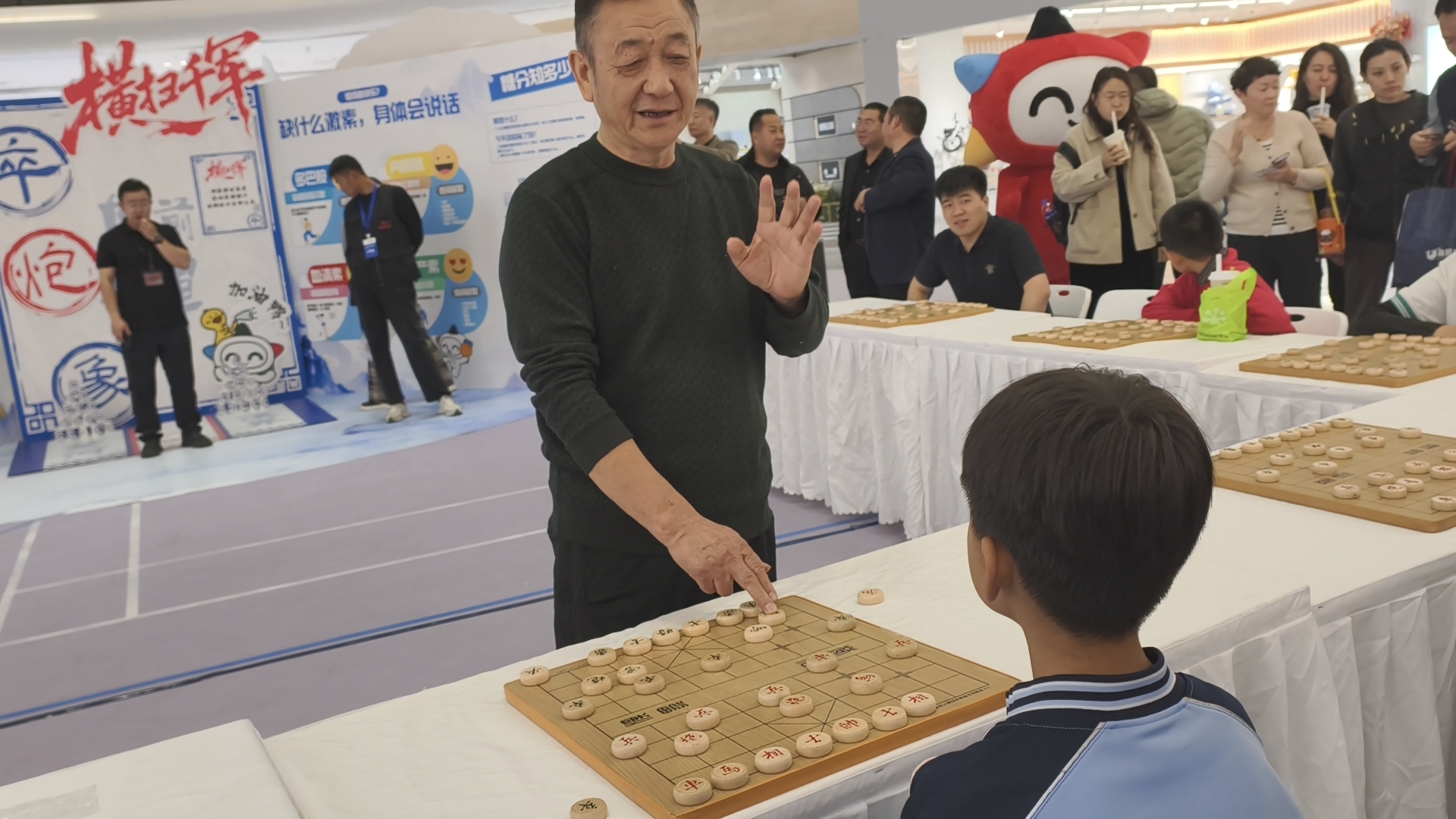 象棋大师以一对多  棋王擂台赛精彩纷呈