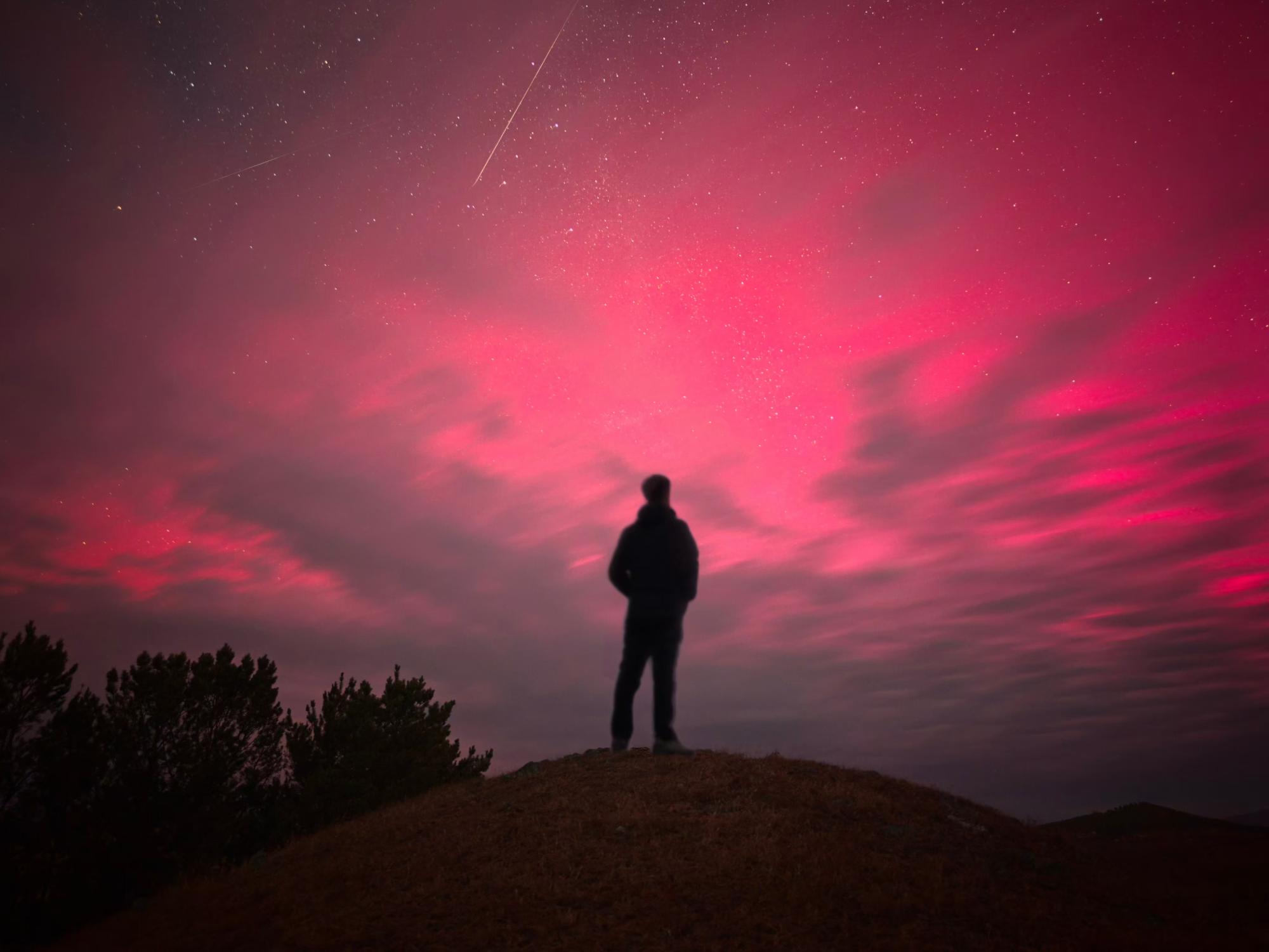 呼伦贝尔现罕见粉色极光 