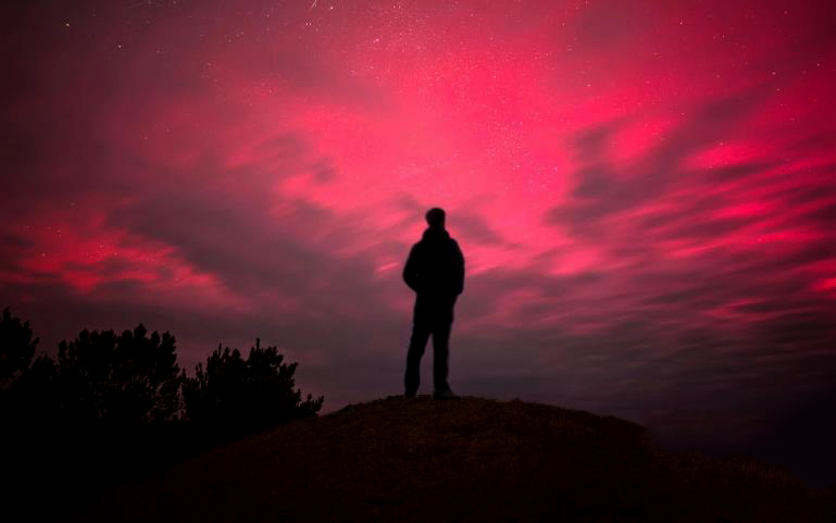 呼伦贝尔现罕见粉色极光 