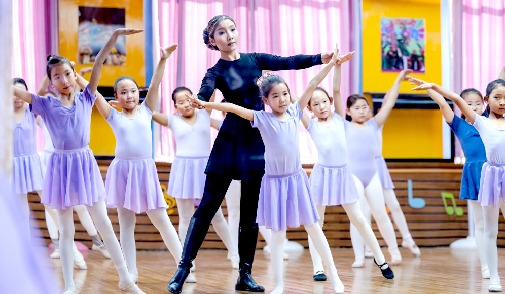 这支队伍在草原上火了68年！草原上的“嫩芽”为什么红？