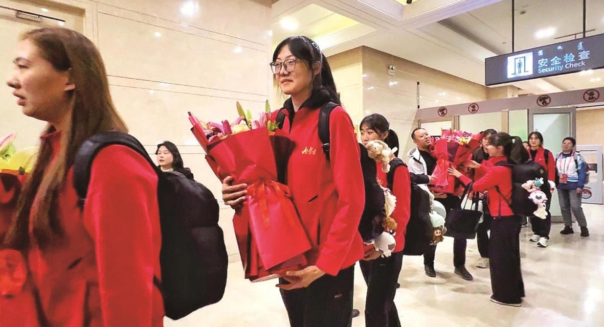 包一中女排载誉归来