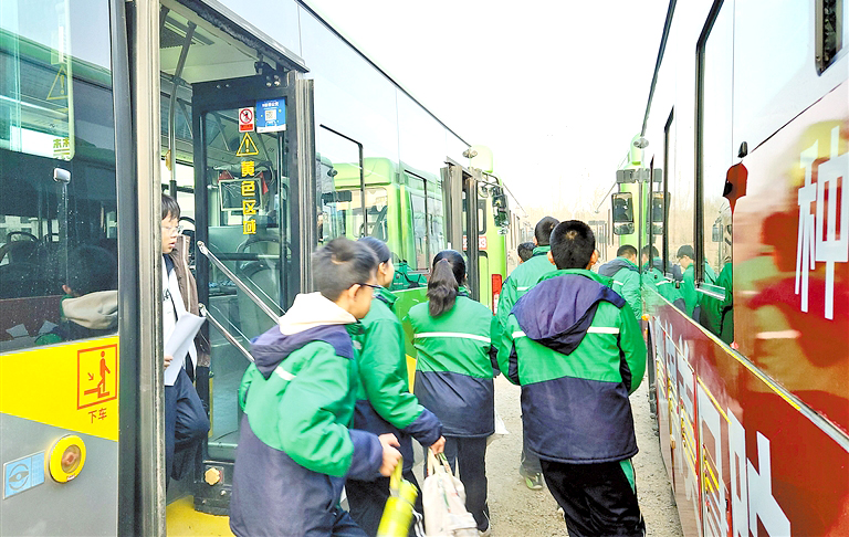 从家门到校门 定制公交护航求学路