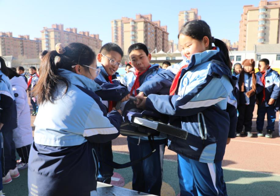 银河南街小学1900余名师生“沉浸式”学自救