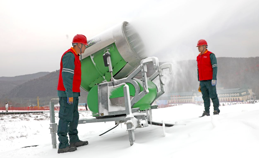 内蒙古扎兰屯：“红马甲”助冬旅