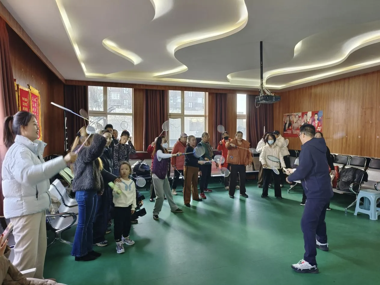 专业教练现场传技 羽毛球惠民活动走进社区