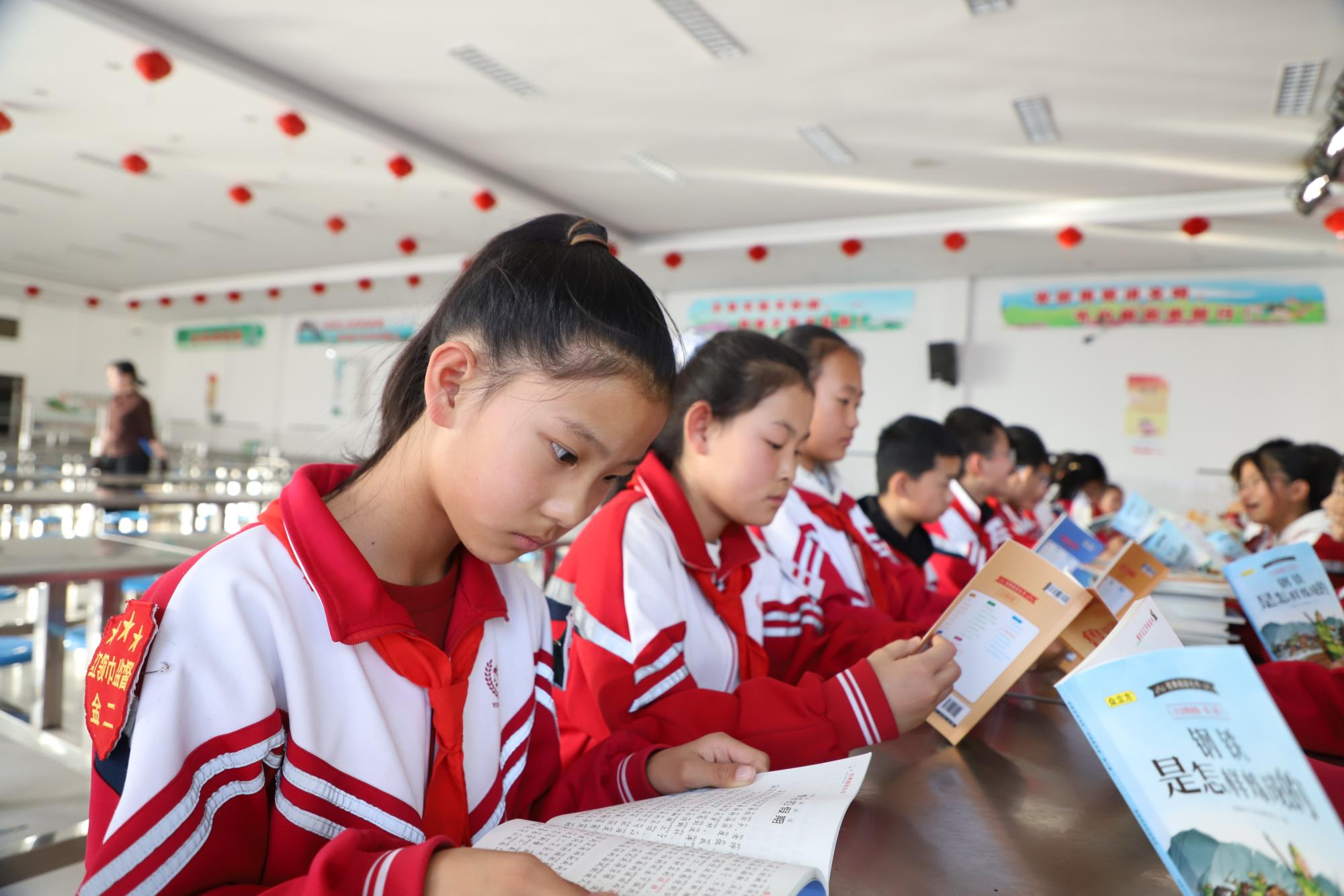 “星光筑梦 与爱同行”公益捐赠活动举行