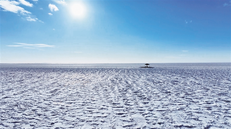 呼伦湖现罕见“龙鳞冰”奇观