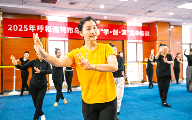 打造“一专多能”的乌兰牧骑队伍