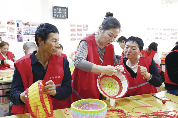 学藤编技能  拓增收新路