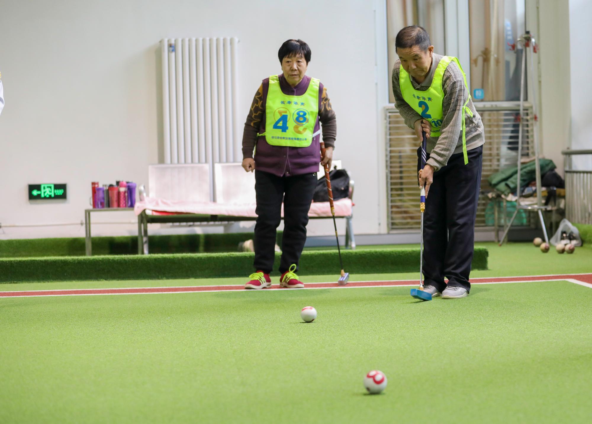 门球“夫妻档”默契出战