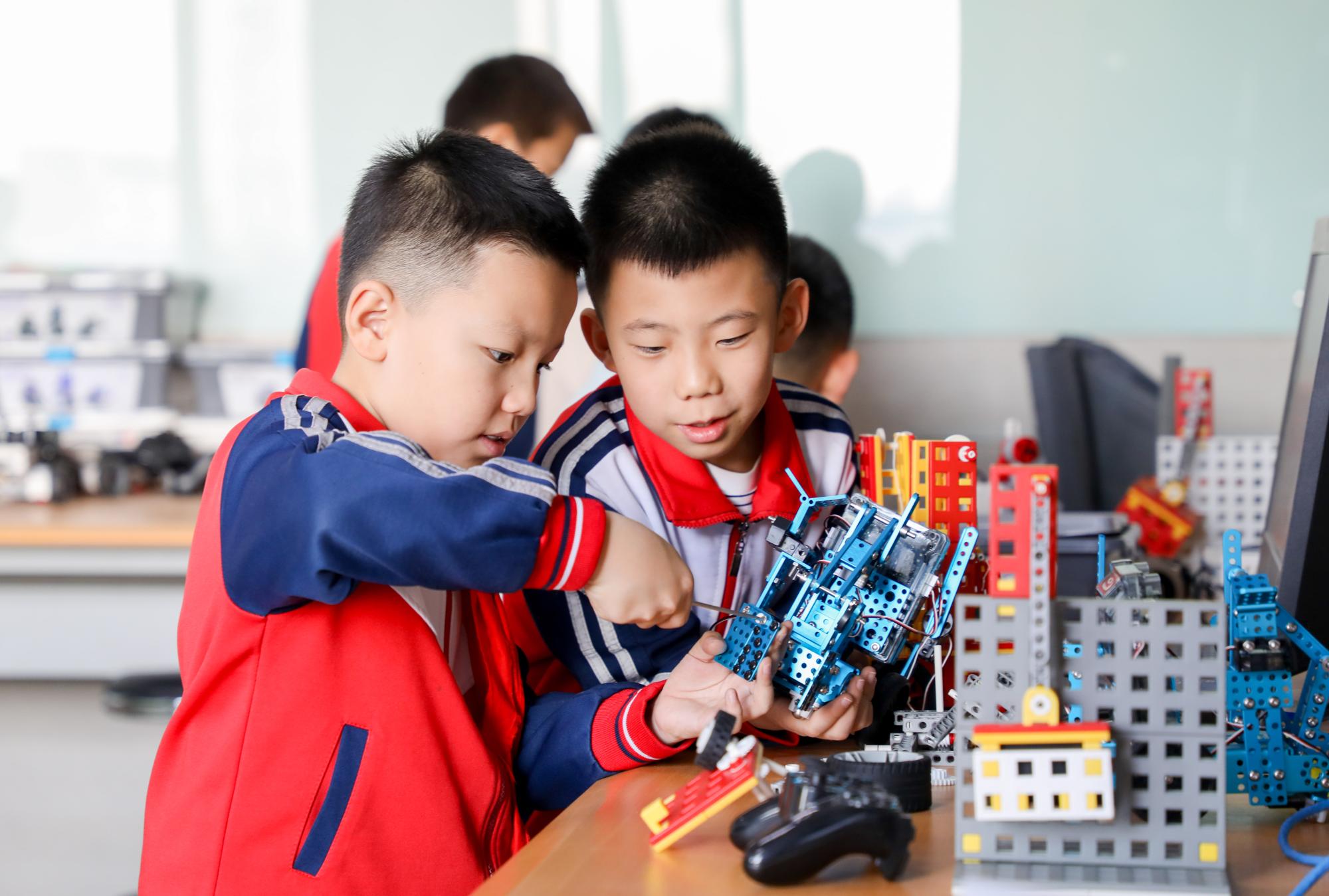 多彩社团点燃科技梦