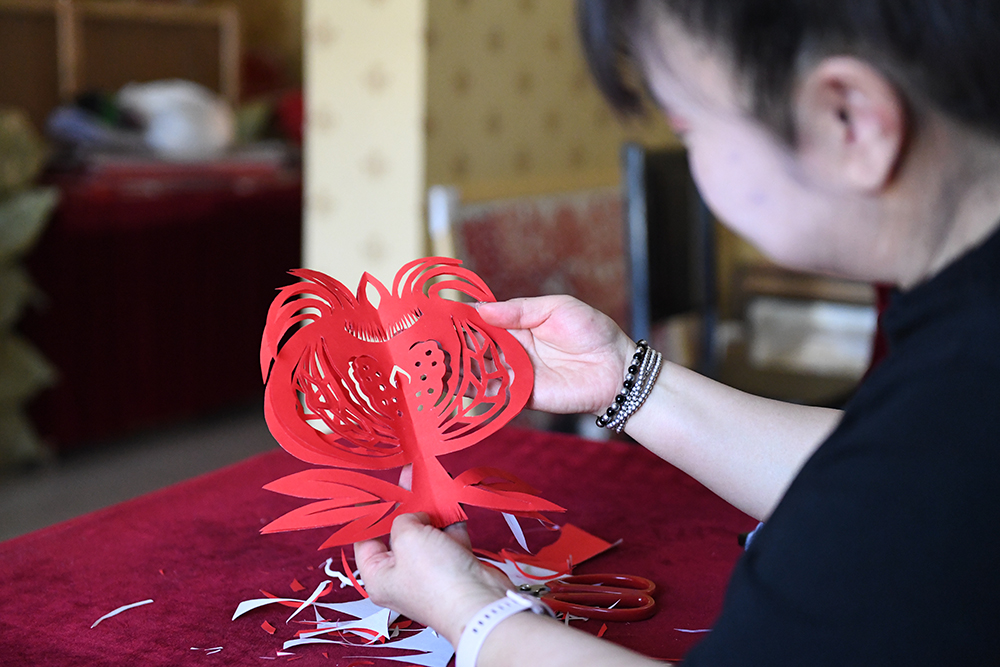 剪飞纸转韵长传