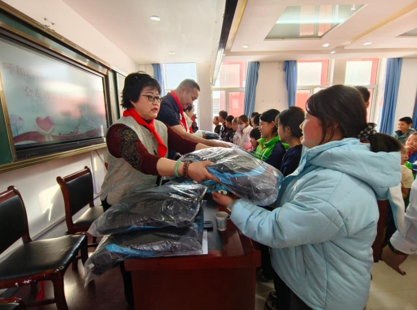 114套校服温暖寒冬校园