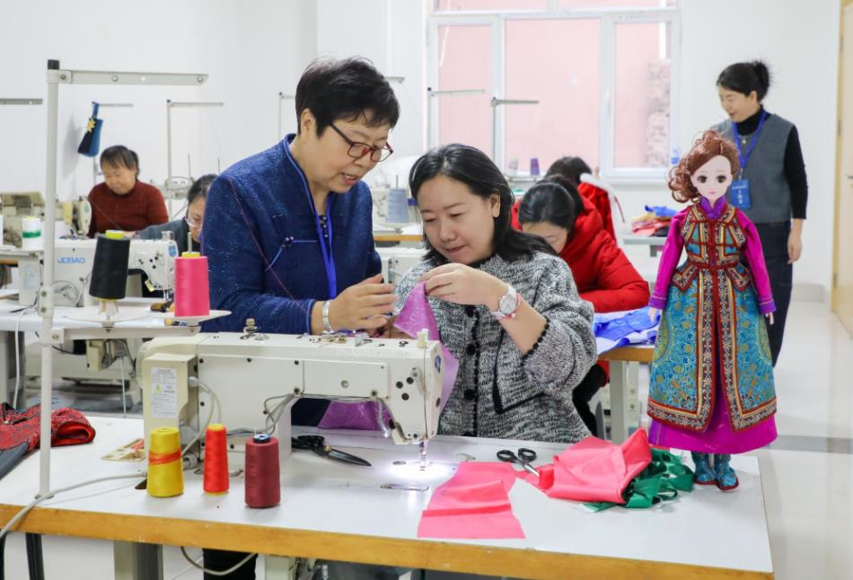 技能培訓(xùn)助就業(yè) 巧手編織新生活