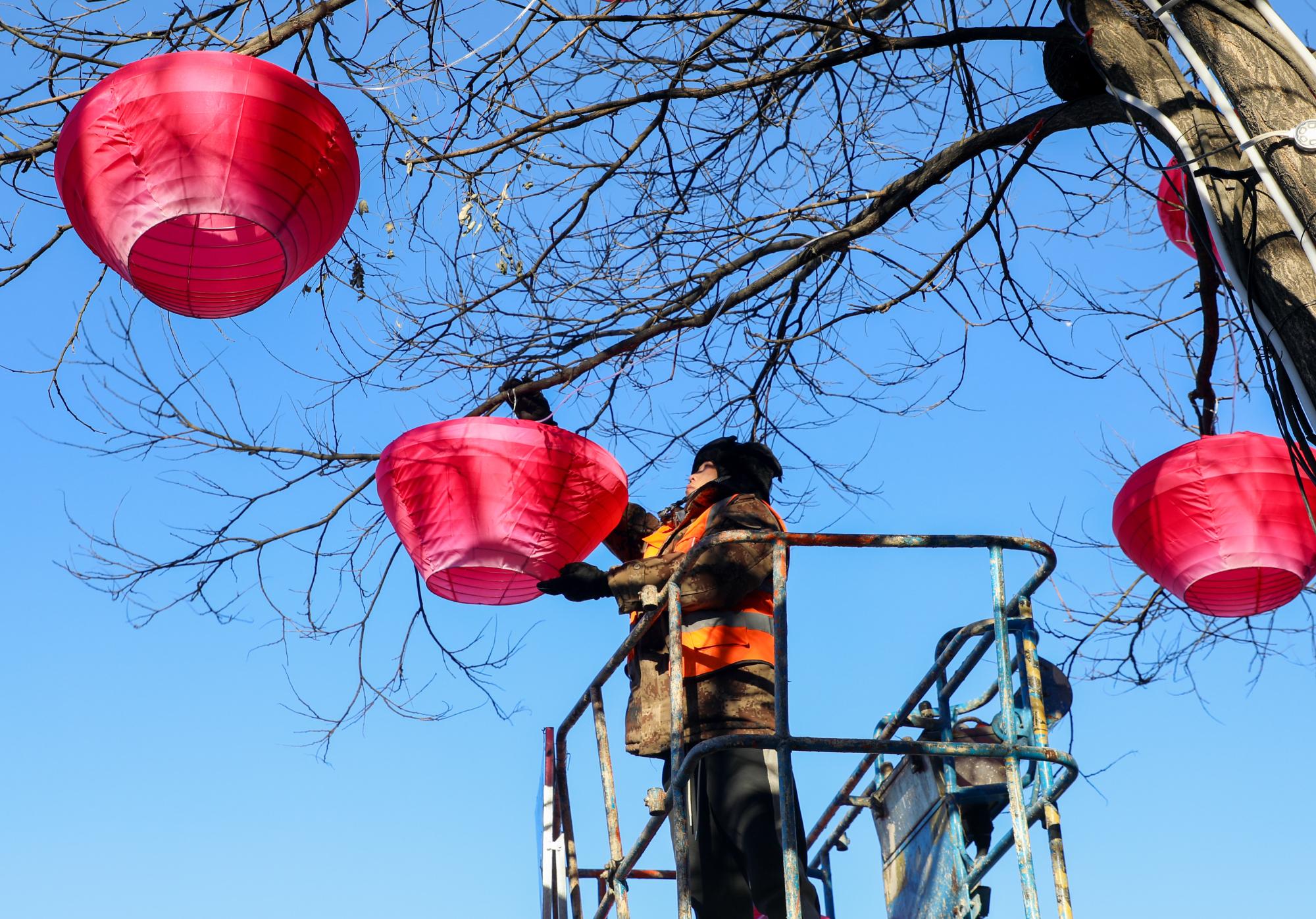 挂起喜庆灯笼迎新年