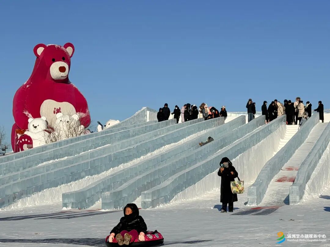 雪假首日嗨翻天《冰雪芳華》主題樂園樂不停