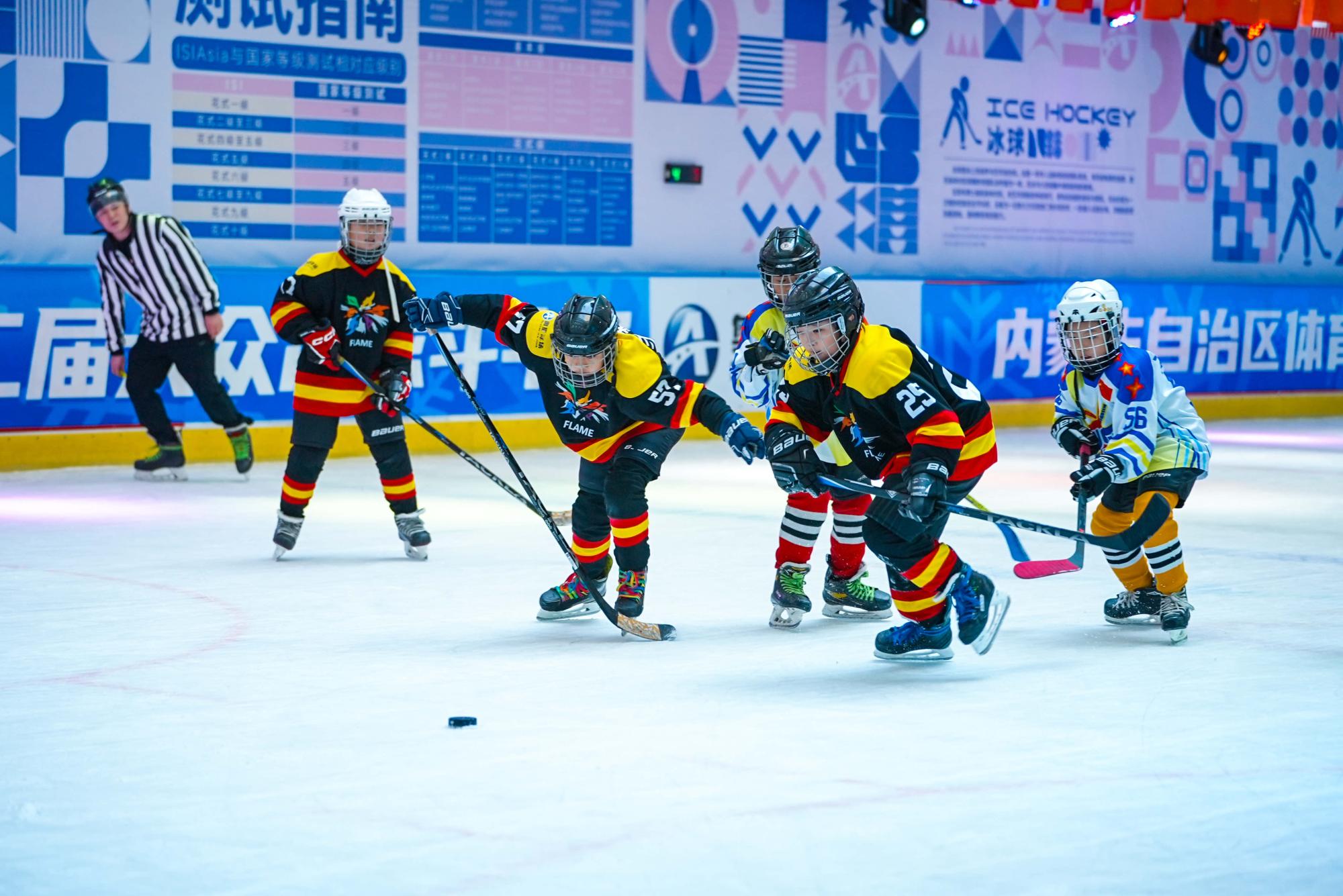 内蒙古第二届大众冰球斗牛赛激情上演