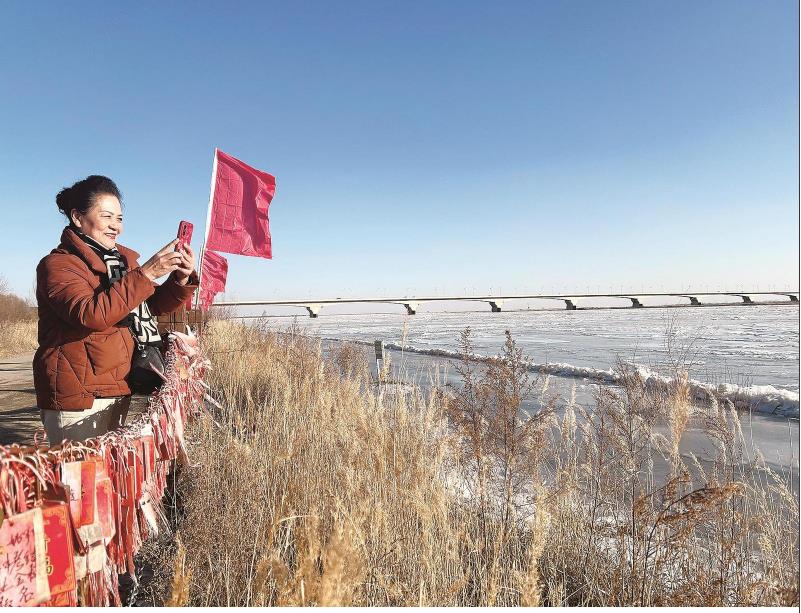 黃河冰封醉游人