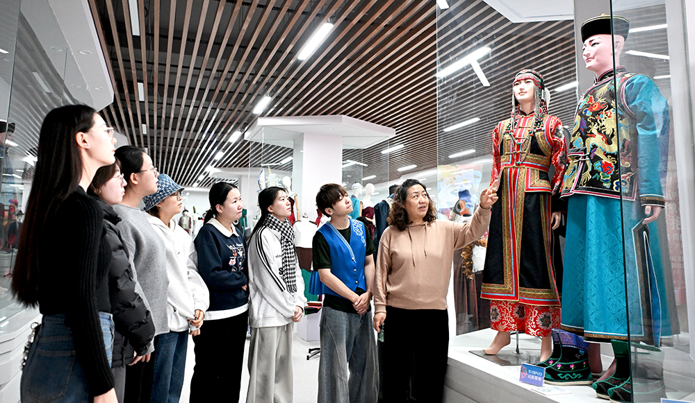 衣载千秋融古今