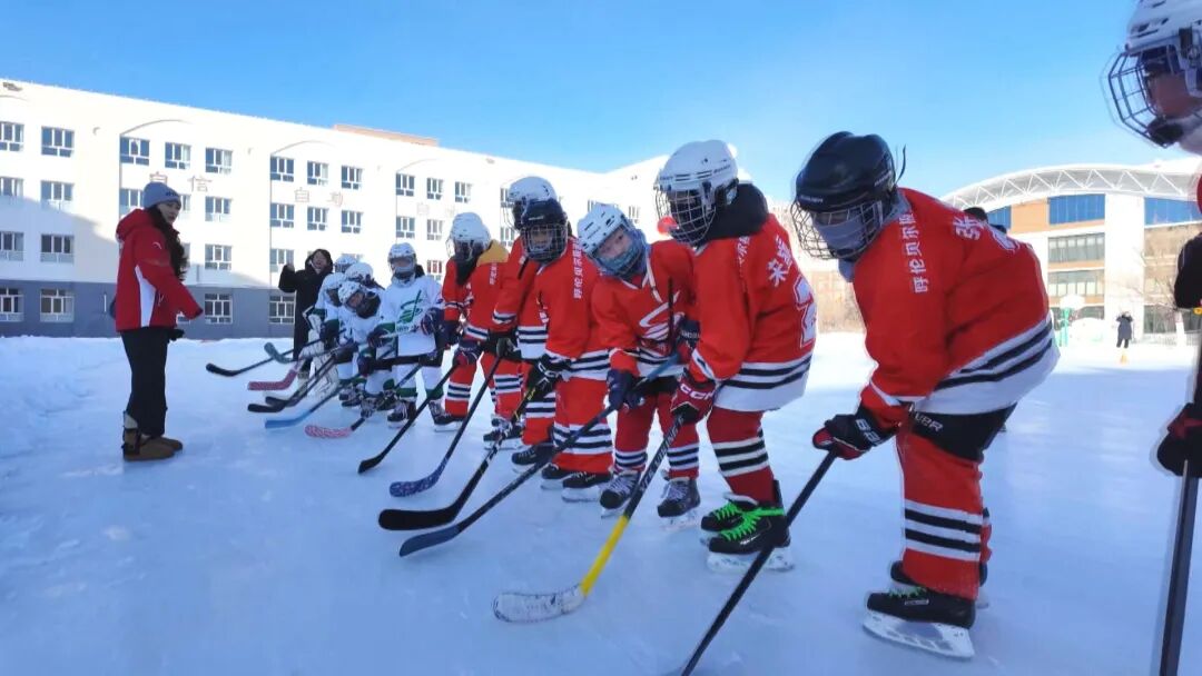 呼伦贝尔百块冰场迎万名学子畅滑