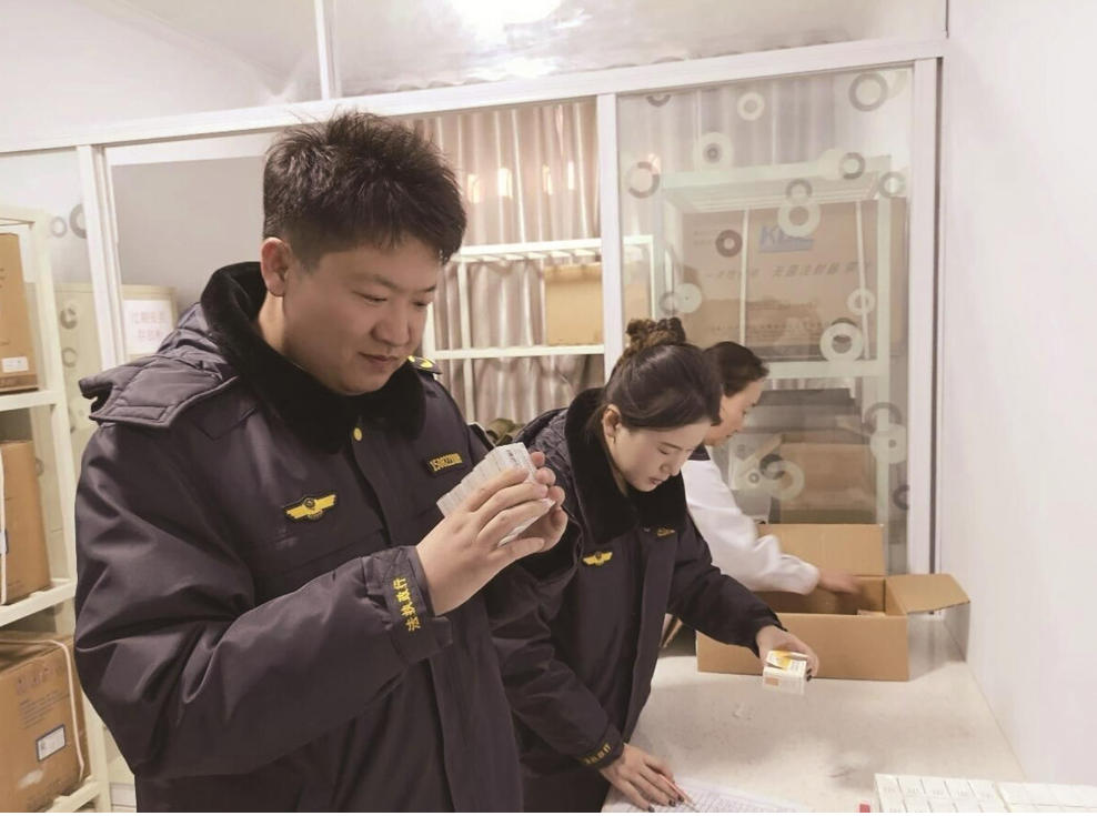 磴口县集中销毁560支过期疫苗