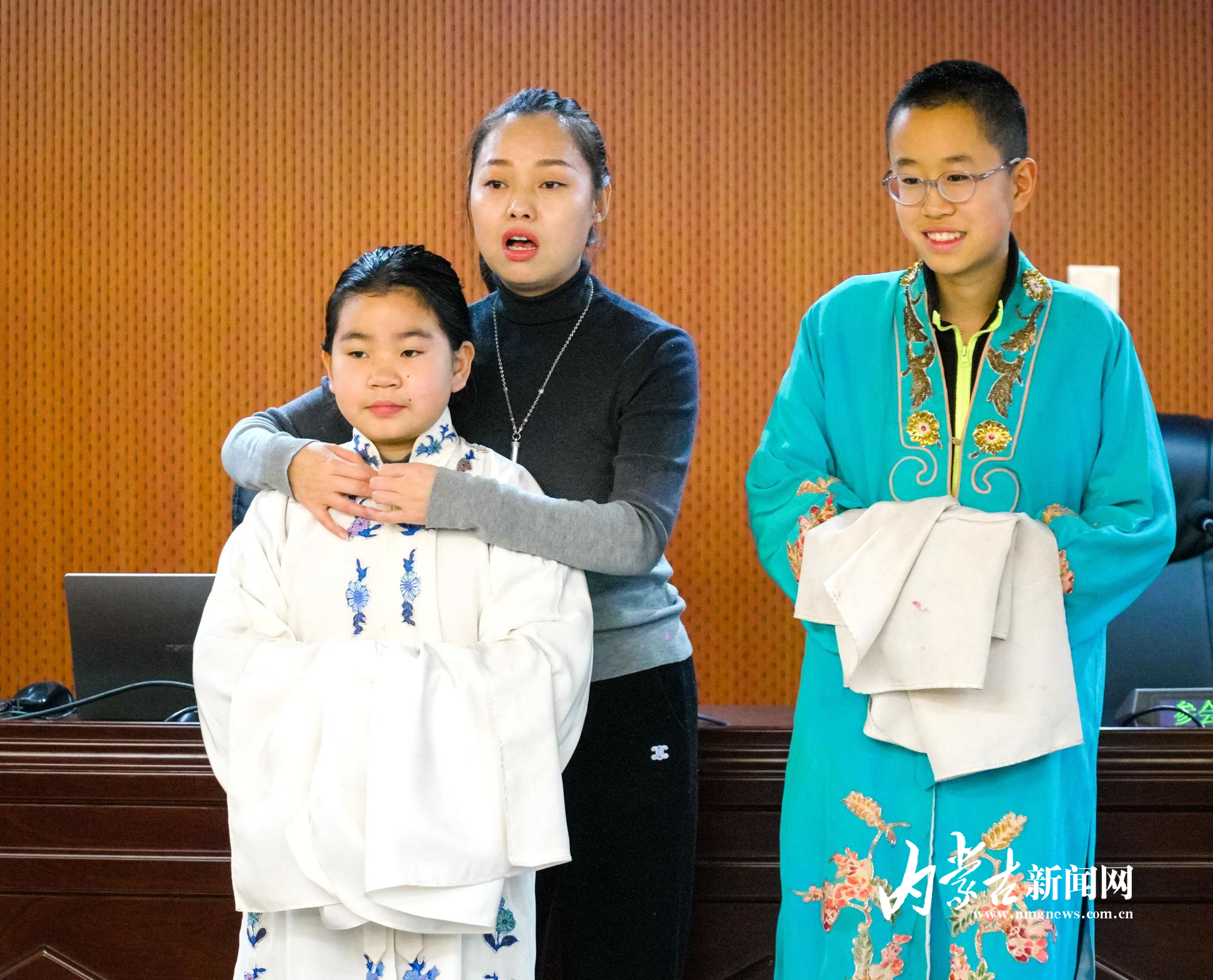 讲解戏曲服饰特色5.jpg mmexport1769316268925.jpg