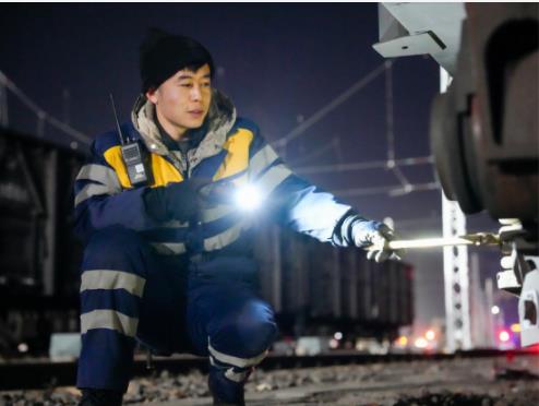零下20度的寒夜 他们为列车“问诊”