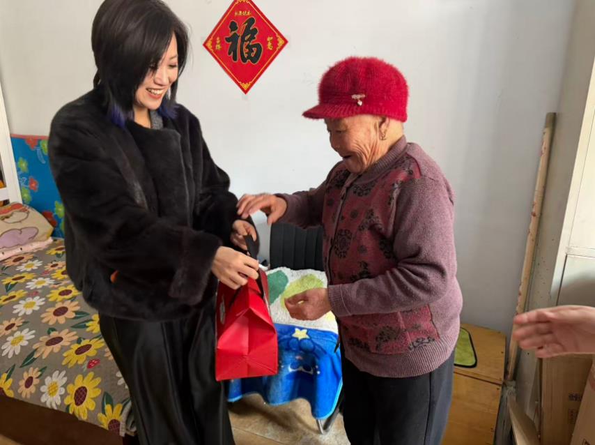 新华园社区新春慰问情暖困难群众