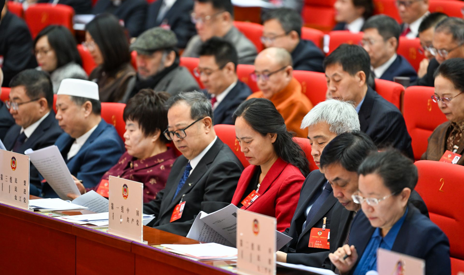 两会“镜”距离