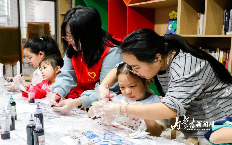 大学生志愿者与孩子们一起制作7.jpg mmexport1770106549107.jpg