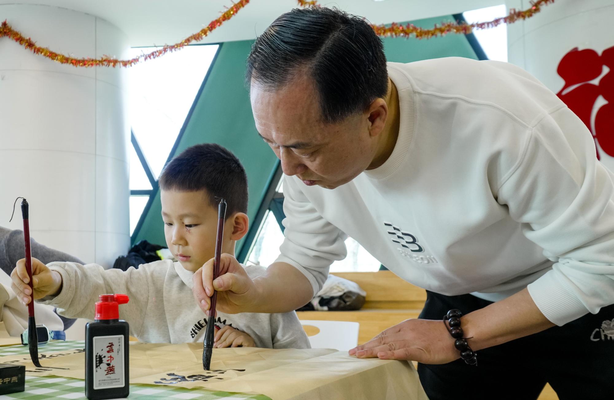 2026新春走基层 | 墨香印春：萌娃解锁立春非遗新体验