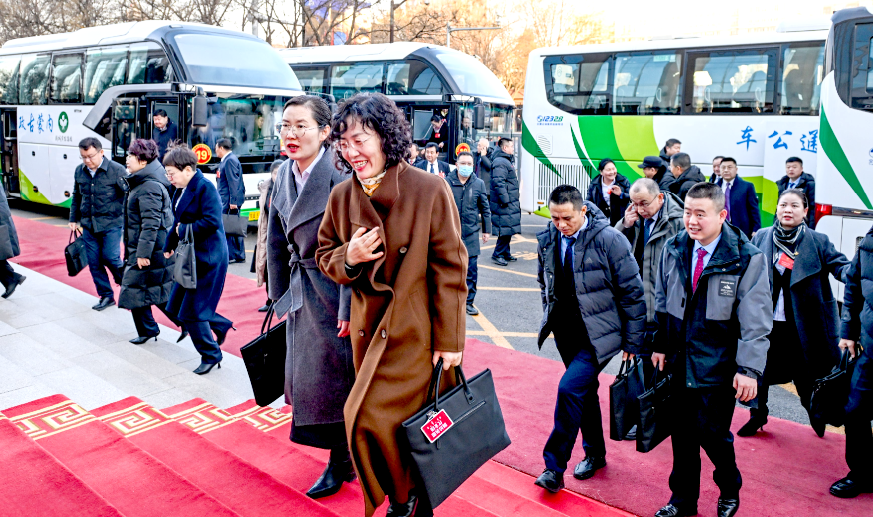 出席自治区十四届人大五次会议的人大代表们意气风发步入内蒙古人民会堂