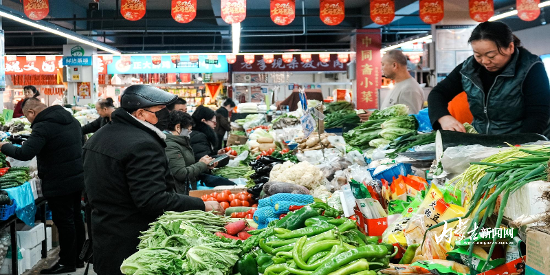 节前蔬菜市场年味渐浓.jpg mmexport1770185728889.jpg