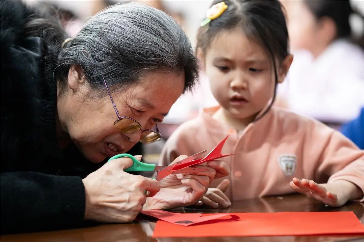 内蒙古图书馆举办少儿“非遗剪纸迎新年”传统文化活动