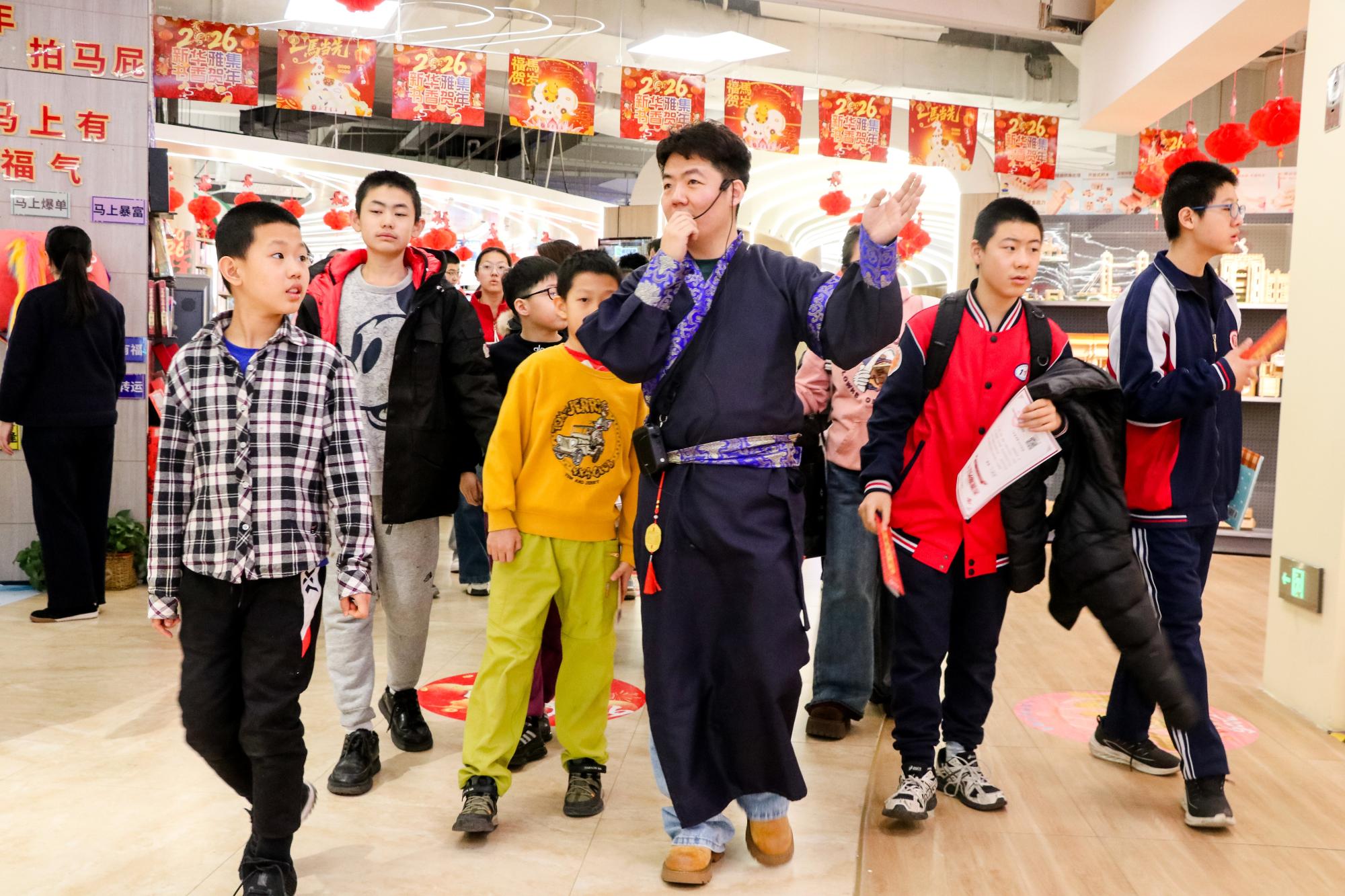 “小小志愿者”体验劳动传递书香