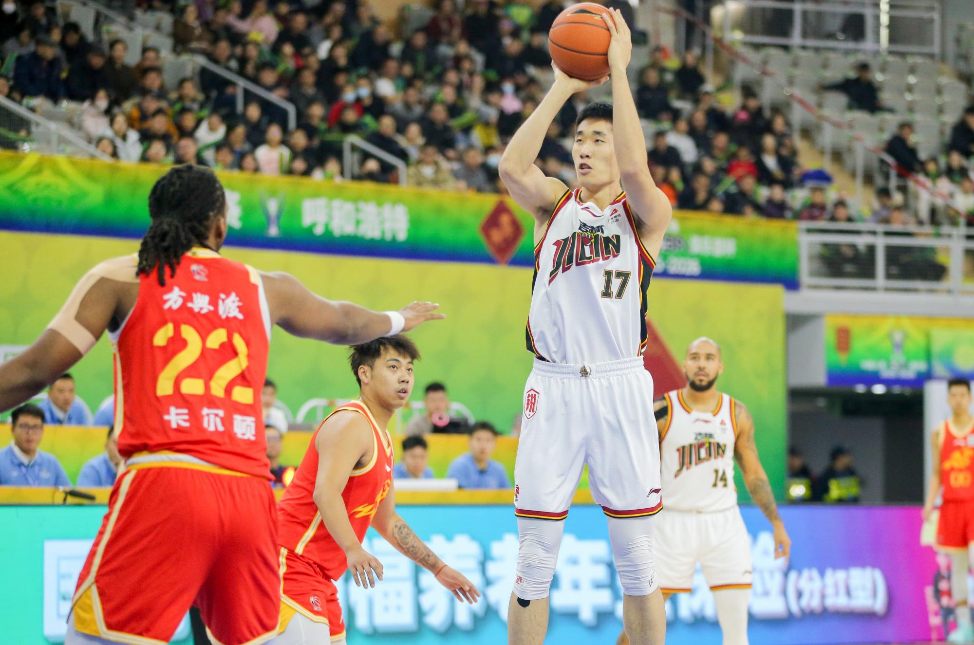 浙江方兴渡球员塔克48分率队杀入四强