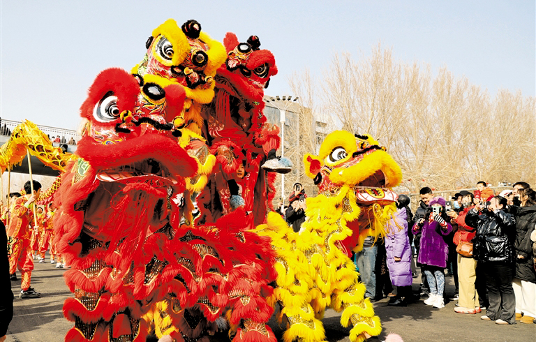 秧歌巡游闹新春 　