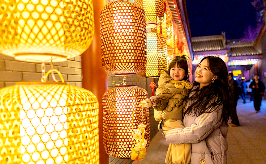 内蒙古呼和浩特：鱼灯映月闹元宵