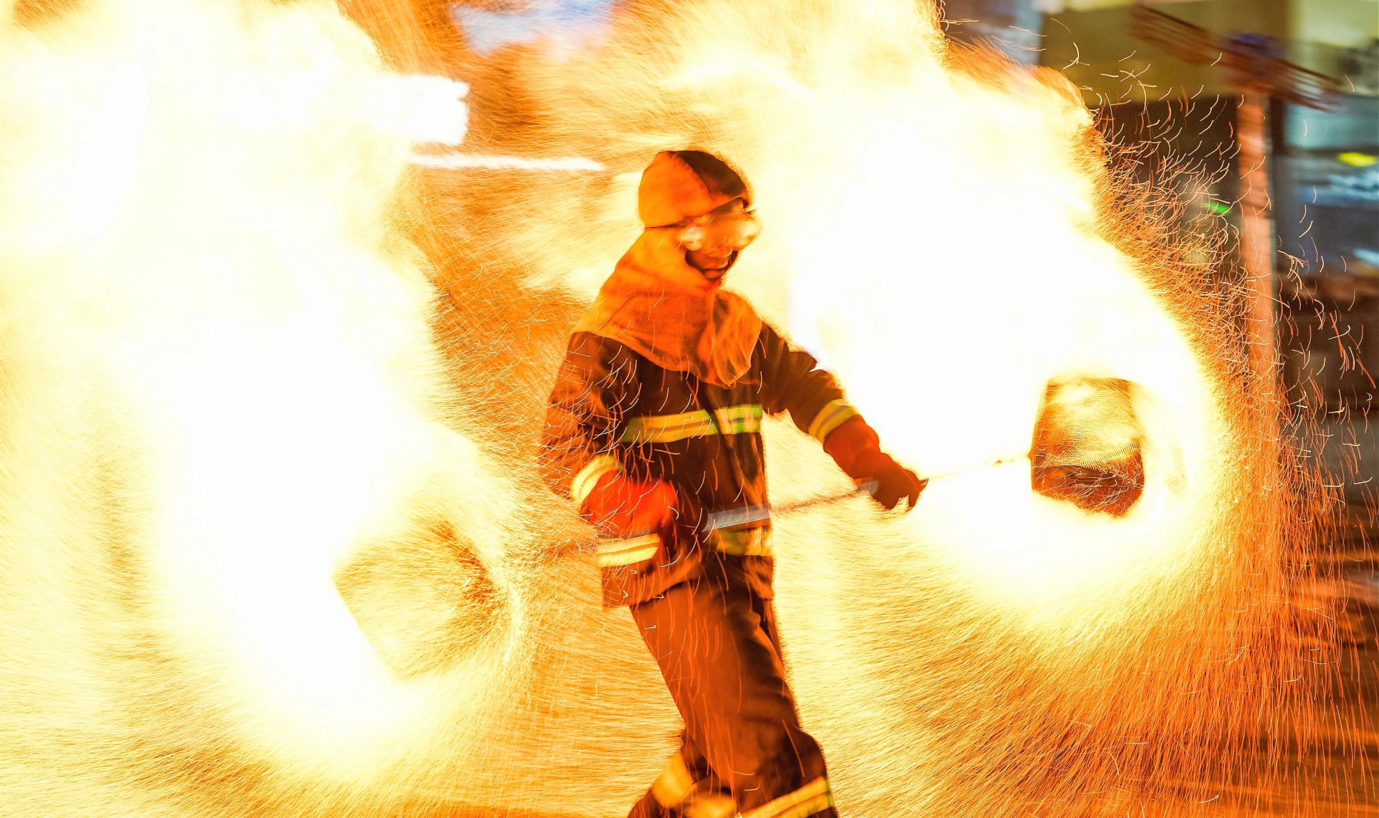 铁花光影耀青城